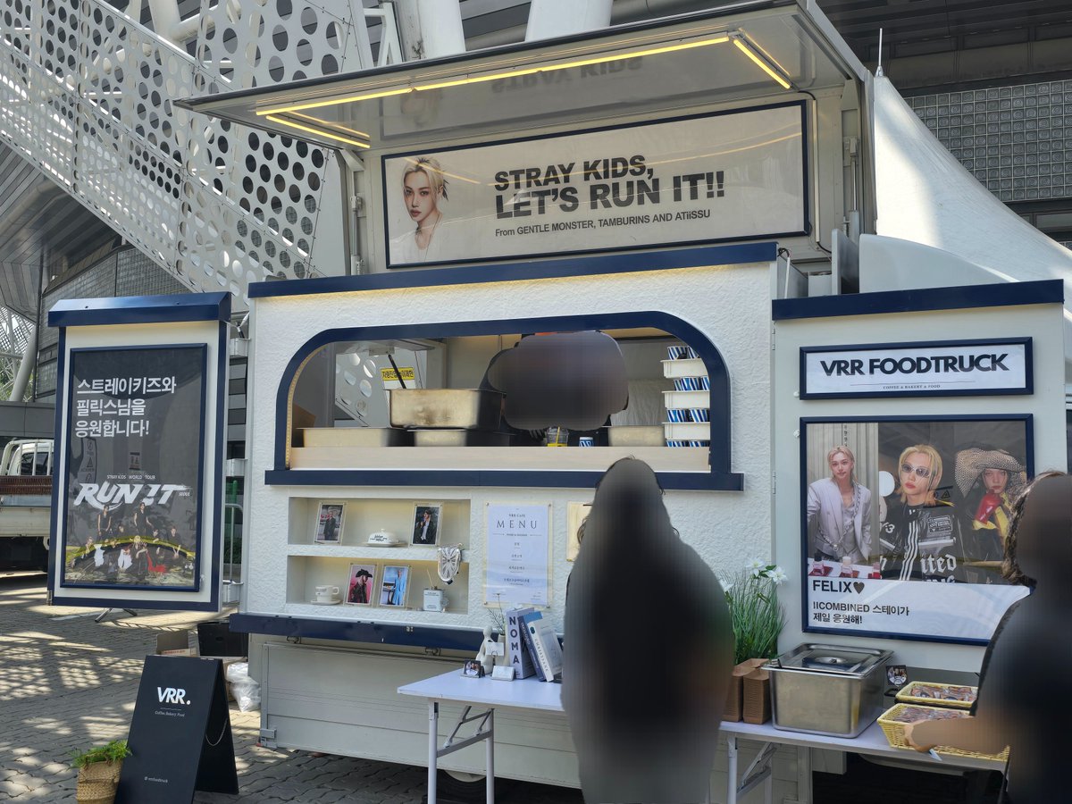 leotteonh's tweet photo. 오늘은 젠틀몬스터,템버린즈,어티슈랑 라이브네이션이 커피차 보내줬다! https://t.co/9kiMI2MB5P