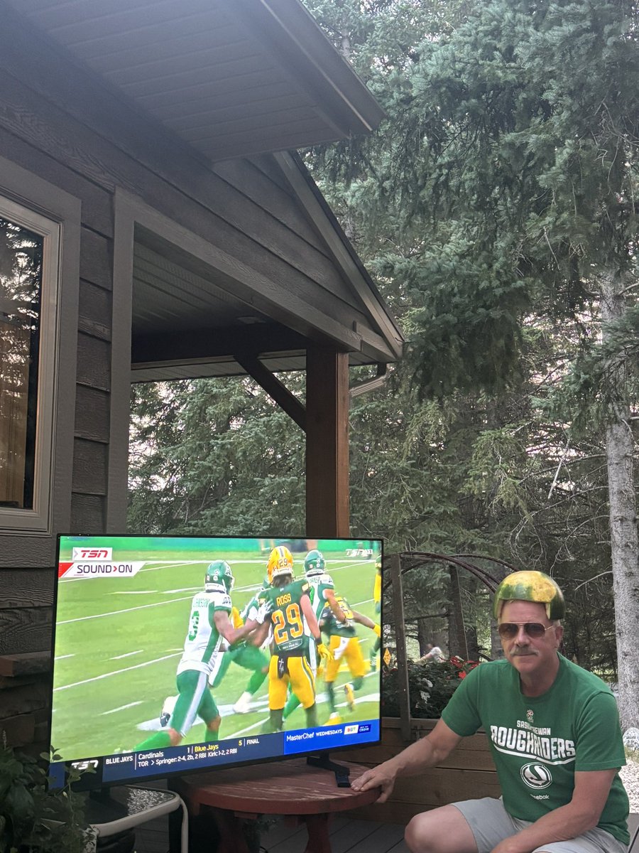 BradWall306's tweet photo. Deals a deal. Nice win @sskroughriders @CFLonTSN https://t.co/6tedafSyXO
