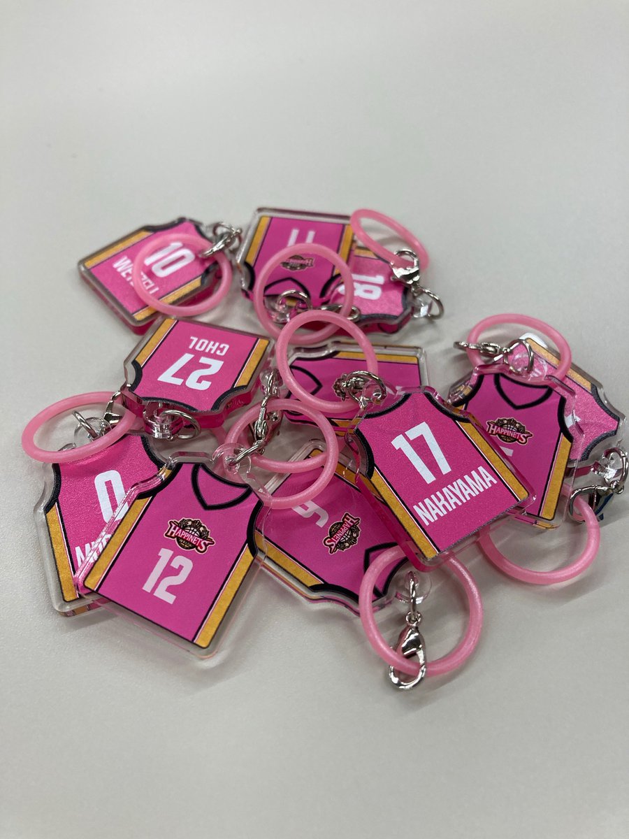 akitanh_goods's tweet photo. ＼8/2(日) #秋田ノーザンハピネッツの日📣／

発表された今シーズンのユニフォームが、早くもアクリルチャームとしてグッズに登場！✨

傘やペットボトルの目印に、推し活アイテムにも◎
リングを外せばファスナーチャームとしても楽しめます！

どの選手が出るかは開けてからのお楽しみ👀

#akitanh https://t.co/dDF5TBWoBY