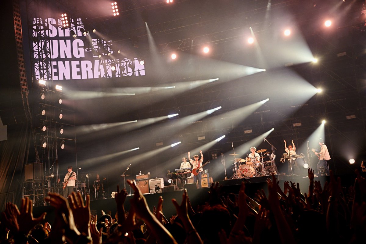 NUMBERSHOT_stf's tweet photo. 【ASIAN KUNG-FU GENERATION】
スタンバイの瞬間から大歓声、名前を呼ぶ声と共にステージがスタート💫
疾走感あふれる名曲の数々で彩られるステージは、世代を超えて多くの人々に愛され続けています🫶🏻

▼セトリプレイリスト公開中！▼
https://t.co/gvicMTX9hx

#アジカン #NUMBERSHOT https://t.co/pz3PDcw5L0