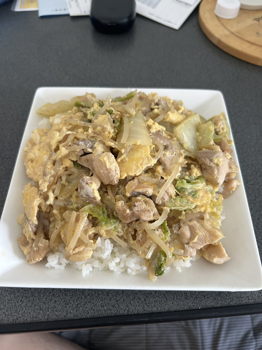 LRw20997's tweet photo. 親子丼作った！白菜ともやしだけど美味しかった〜
やればできるやつだなやっぱり！笑
片付けめんどいけど https://t.co/Zqz9QAgvgX