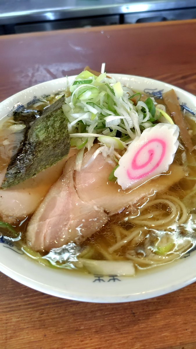 Tsuchida1965M's tweet photo. 良温 🍥 中華そば、ネギ増し 😋😋😋
うま～旨し‼️
スープ完飲したい中華そばを求めてコチラへ😄　スープ欲満たされました⭐️
ごちそう様でした⭐️ https://t.co/XzXpUFumMv