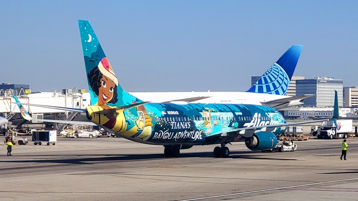 veryboeing's tweet photo. Alaska Airlines #B737 -890 #N596AS 'Tiana's Bayou' livery KLAX https://t.co/Vi0ypZ7IVk