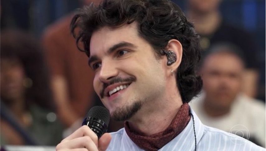 conexaojao's tweet photo. “Eu abraço, eu dou todos os [meus] pedaços pra eles. Foi uma relação que a gente foi construindo juntos. Eles me conhecem muito bem e eu conheço eles muito bem.” — Jão sobre os fãs no Altas Horas. ❤️

JÃO NO ALTAS HORAS https://t.co/DLmFxaIKEw