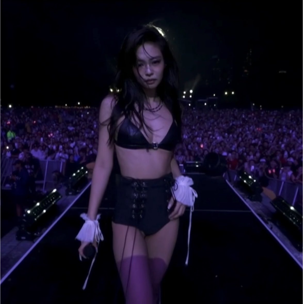 TheePopCore's tweet photo. JENNIE is trending Worldwide following her epic headlining performances at Lollapalooza. https://t.co/NooOtVH069