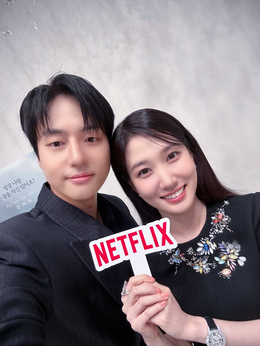 SOLE1223_'s tweet photo. 미친 넷플이 강욱여리 셀카 줬어 … 아미쳤나 🧎🏻‍♀️🧎🏻‍♀️ https://t.co/sXkEuwO0IL