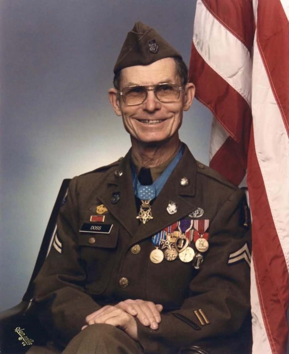historyinmemes's tweet photo. Andrew Garfield once tried to drag a single person during filming and struggled. The real Desmond Doss, however, carried wounded soldiers to safety one by one, rescuing around 75 men while under intense enemy fire—without ever carrying a gun.

This comparison highlights the extraordinary physical reality behind the Oscar-winning film Hacksaw Ridge, which stars Andrew Garfield as World War II hero Desmond Doss. While filming the movie’s intense battle scenes, Garfield and the stunt team struggled with the demanding task of dragging fully grown men across rough terrain. The challenge offered a glimpse into the incredible strength and endurance required of the real-life medic under battlefield conditions.

In reality, Corporal Desmond Doss—a devout Seventh-day Adventist and conscientious objector who refused to carry a weapon—performed one of the most remarkable acts of courage in military history during the 1945 Battle of Okinawa. Over the course of roughly 12 hours, Doss repeatedly entered the battlefield under heavy enemy fire to rescue wounded soldiers.

Using a makeshift rope system, he lowered injured men down the 40-foot Maeda Escarpment, reportedly returning to the danger zone again and again while praying, “Lord, please help me get one more.” His actions saved approximately 75 lives and earned him the Medal of Honor, making him the first conscientious objector in U.S. history to receive the nation’s highest military award.