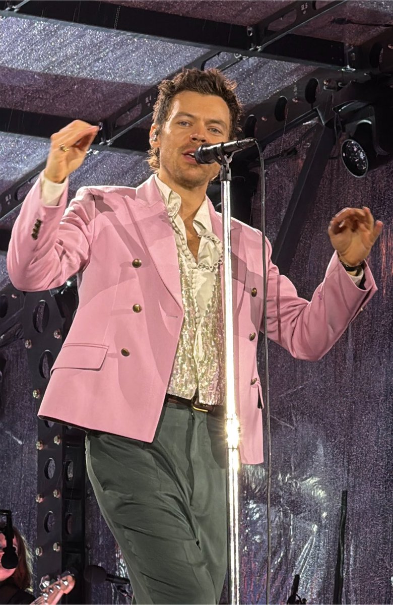 grapejhs's tweet photo. creo que ayer no hablamos lo suficiente del outfit tan hermoso que utilizo harry, se veía tan lindo, sin duda top 3 de mejores outfits que ha ocupado en las residencias 🌸🌟 https://t.co/akjOyWahjN