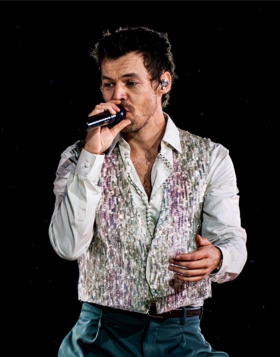 grapejhs's tweet photo. creo que ayer no hablamos lo suficiente del outfit tan hermoso que utilizo harry, se veía tan lindo, sin duda top 3 de mejores outfits que ha ocupado en las residencias 🌸🌟 https://t.co/akjOyWahjN