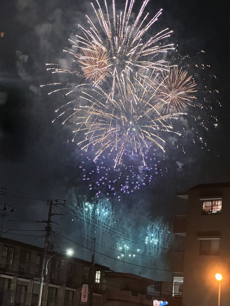 05mi22's tweet photo. 毎年恒例！花火🎆行ってきましたァァ♡♡
たこ焼きとじゃがバタだけ食べた♡♡
屋台はやっぱり美味しいよねぇ(⸝⸝⸝¯👅¯⸝⸝⸝) https://t.co/8uez9QmsxN