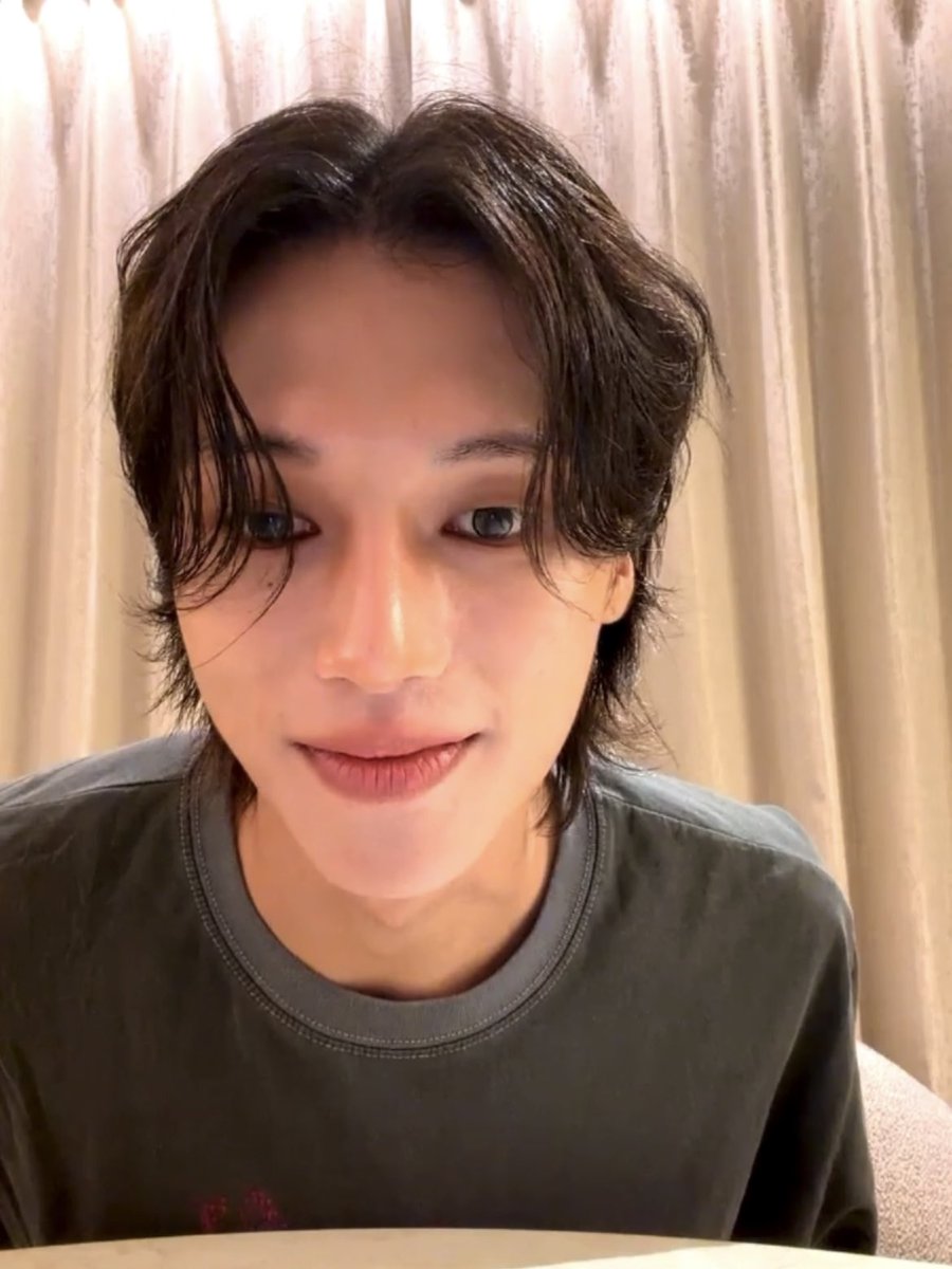 moonshapedfluff's tweet photo. Wooyoung’s soft smile when he read the comments during the live 🥺🥰🩷🫳🏻

#wooyoung #우영 https://t.co/hJFYWlCakI