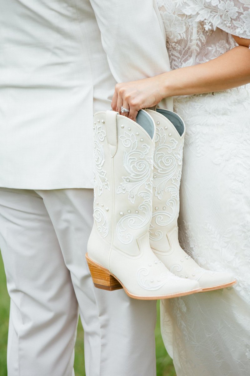 covenantpicture's tweet photo. In a world of choices, love is the one vow worth making every day. Together, forever is a beautiful promise that never fades.
#HoustonWeddings #AustinBride #DallasLove #covenantpictures https://t.co/AcAYj1l8vm