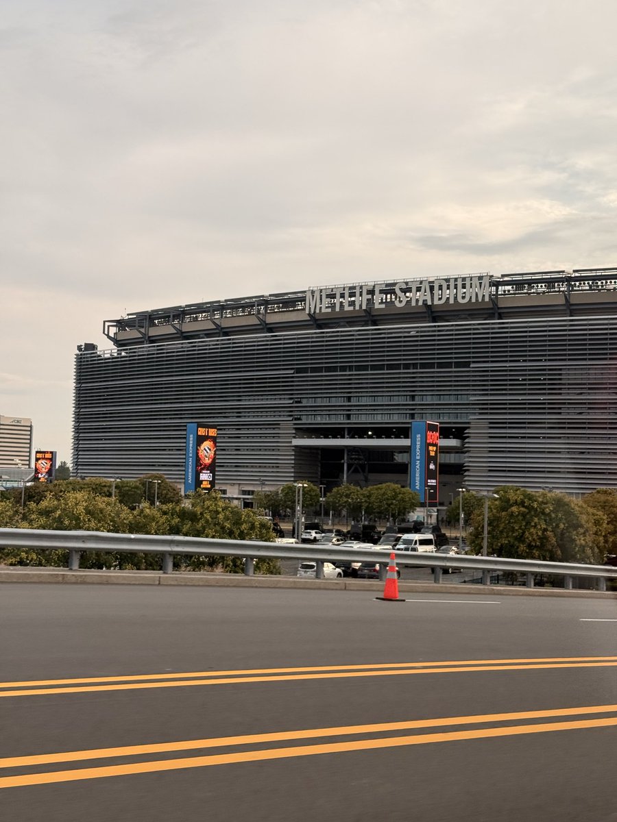 rkivedmingi's tweet photo. METLIFE I AM HERE IM GONNA BE INSIDE U SOON 👹 https://t.co/07aLVaOW3A