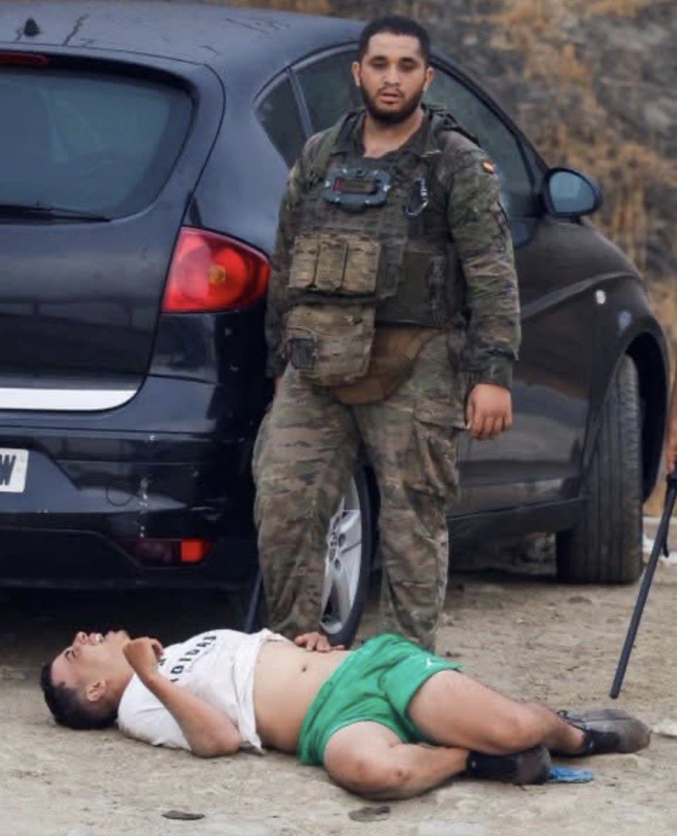 James_J_Marlow's tweet photo. This picture circulating on social media is NOT an Israeli soldier who took down a Palestinian Arab.

It is a Spanish soldier who stopped a rioting Moroccan individual who crossed into Ceuta, Spain. https://t.co/YrykpSLGBB