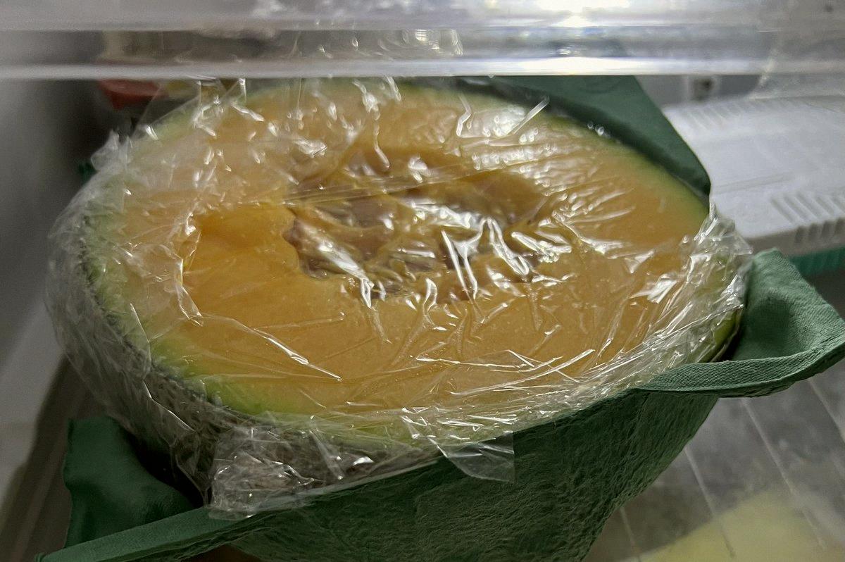 clopezm9's tweet photo. Got a melon 🍈 from my friend up in Hokkaido. It's so big it wouldn't fit in the fridge, so I cut it in half to store.

Arrived yesterday afternoon and I've already eaten one and a half of them.

First time having one in a while, and man, it was delicious. Gotta thank my fri https://t.co/EEDwp0xiu0