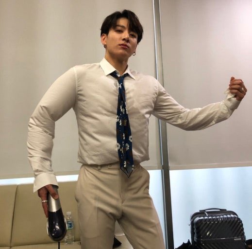 토리 tweet media