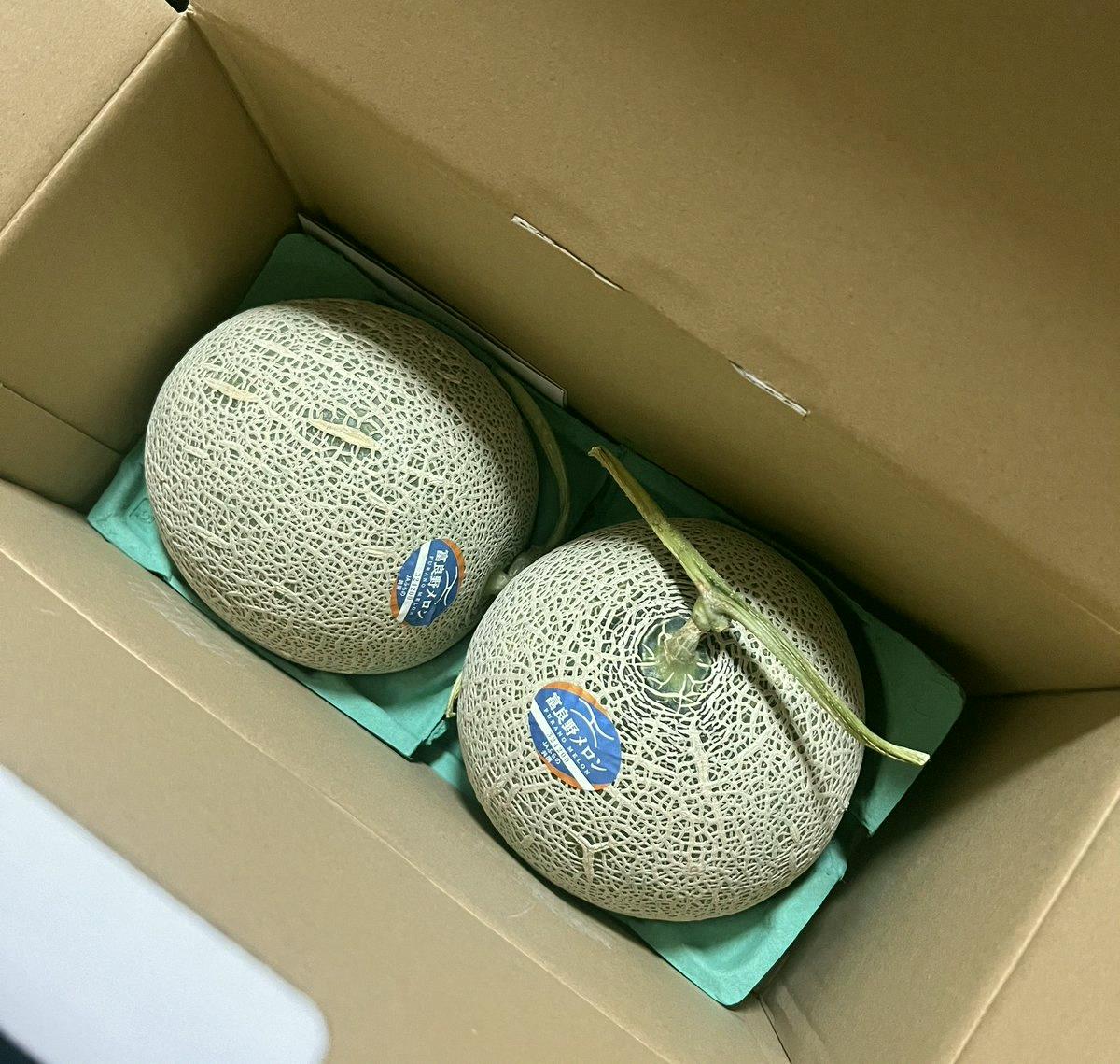 enocxio's tweet photo. Got a melon 🍈 from a friend up in Hokkaido. It's so big it doesn't even fit in the fridge, so I cut it in half to store it. Arrived yesterday around lunch, and I've already polished off one and a half. First time having one in a while, but man, this was good. Big thanks to that https://t.co/79Vx7H6oOi