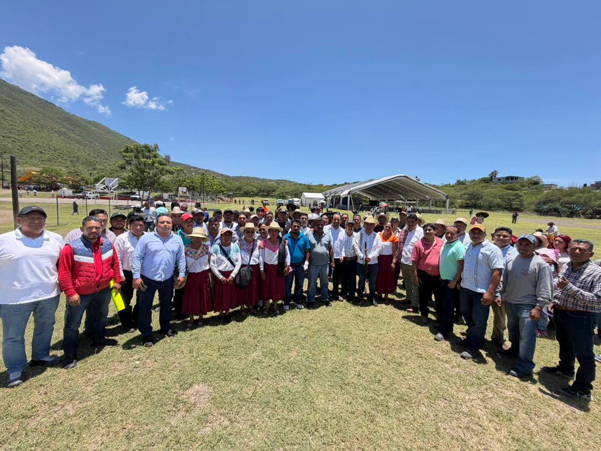 lopez_isra's tweet photo. 🛣️ ¡Gracias, Presidenta, por impulsar el desarrollo de nuestra #Mixteca!
Hoy acompañamos a la Presidenta de #México, Dra. @Claudiashein, y al Gobernador de #Oaxaca, Ing. @salomonj, en Santo Domingo #Tonalá, donde se presentaron los avances del Plan “General Lázaro Cárdenas del Río”.
También se anunciaron la atención de todas las carreteras de la mixteca, casas de salud y centros educativos incluidos en el programa “La Escuela es Nuestra”.