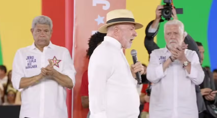 BlogdoBG's tweet photo. Equipe de Flávio Bolsonaro vai acionar TSE após Lula pedir votos para si mesmo e aliados na Bahia; campanha ainda não começou oficialmente. https://t.co/ofV2ZAezj5 https://t.co/9aNTs1vW7x
