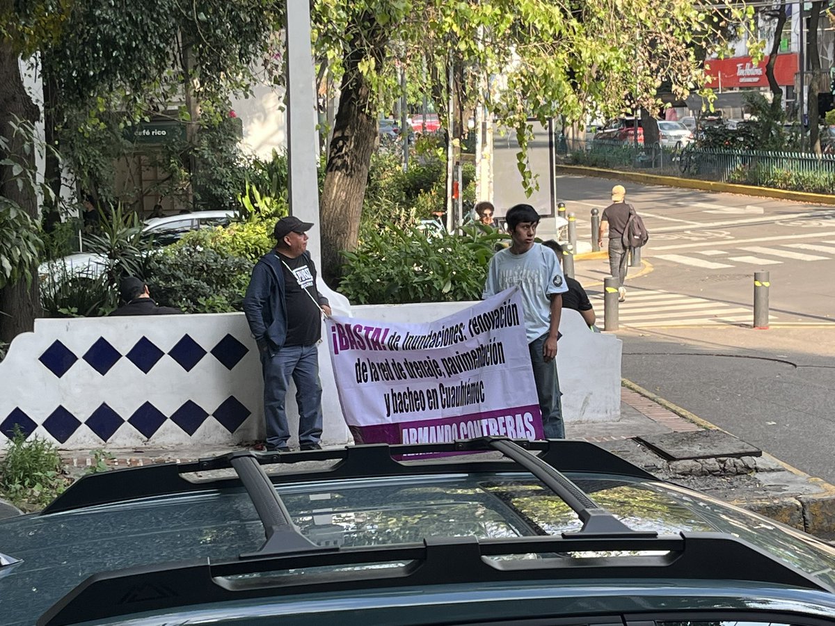LaVozHipodromo's tweet photo. Qué casualidad vienen c/cartelones que ostentan los colores de las sombrillas del grupo de Barrios, dicen que viven la @ColHipodromo1 alrededor del #parqueméxico y que son vecinos -falso-. Los que van al final de los 35 manifestantes no saben de qué es su protesta. Ternuritas ☺️ https://t.co/YSJ1iQlKnA