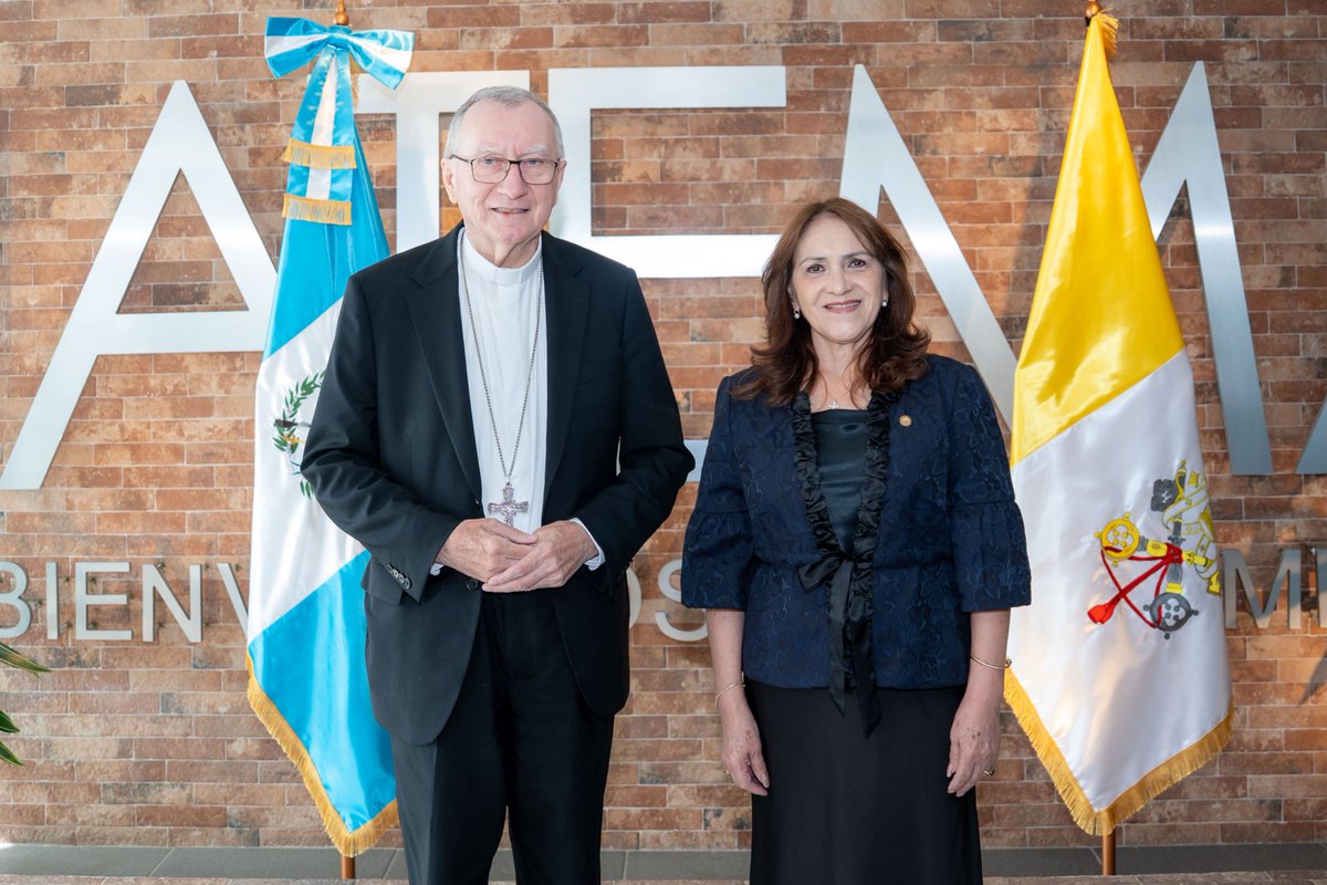 MinexGt's tweet photo. 🇬🇹🤝🇻🇦 | La #ViceCancillerGT María Luisa Ramírez dio la bienvenida, en el Aeropuerto Internacional La Aurora, al Secretario de Estado de la Santa Sede, Su Eminencia Reverendísima, el Cardenal Pietro Parolin, en el marco de su visita oficial a Guatemala.

🔗 https://t.co/2t2vnRWWNw