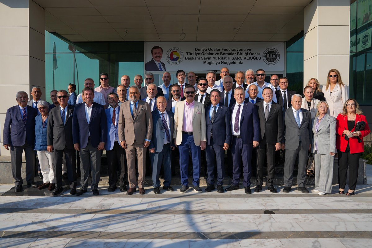 ftso1901's tweet photo. Odamız Yönetim Kurulu Başkanı Osman Çıralı ve Yönetim Kurulu Üyesi Süleyman Uysal, Türkiye Odalar ve Borsalar Birliği (TOBB) Başkanımız M. Rifat Hisarcıklıoğlu’nun Muğla programına eşlik etti. Muğla Odaları Başkanları Hisarcıklıoğlu’nu Milas-Bodrum Havalimanı’nda karşıladı. Muğla programı kapsamında Hisarcıklıoğlu, ilk olarak Muğla Ticaret Borsası’nda zeytinyağı ve bal analizlerinin gerçekleştirildiği laboratuvarlar ile Apiterapi Arıcılık Ürünleri İşleme, Ar-Ge ve İnovasyon Merkezi’nde incelemelerde bulundu. Heyet daha sonra Muğla Valisi İdris Akbıyık ziyaret ederek, TOBB tarafından ilimize kazandırılan Muğla–Menteşe TOBB Fen Lisesi hakkında değerlendirmeler yapıldı. Muğla’da meydana gelen orman yangınları ve yürütülen soğutma çalışmaları hakkında da bilgi alan Hisarcıklıoğlu, “Yeşil vatanımızı korumak için fedakârca görev yapan tüm kahramanlarımıza teşekkür ediyor, yangınlardan etkilenen vatandaşlarımıza geçmiş olsun dileklerimizi iletiyorum” dedi.