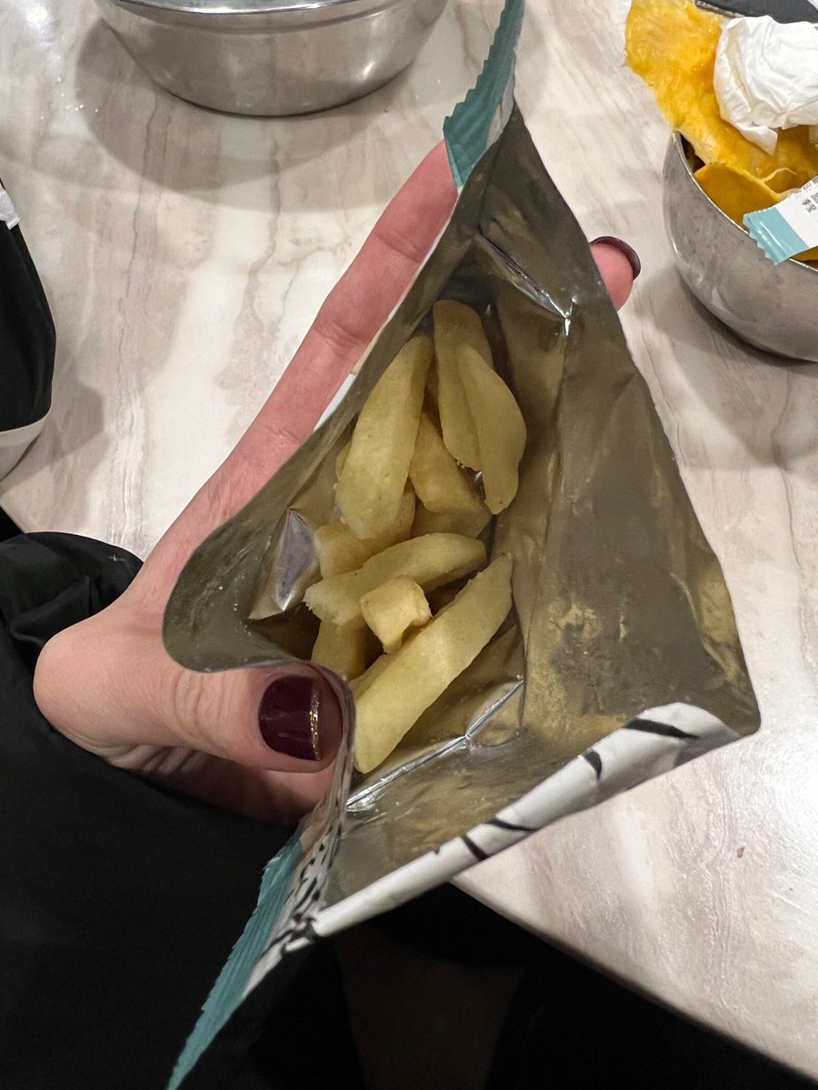 yun__mir's tweet photo. 囤了好久的限定款零食终于拆啦！脆韧口感裹着淡淡果味，边追剧边嚼超满足，马上分一半给搭子，快乐加倍 https://t.co/BjHBgqMrVC