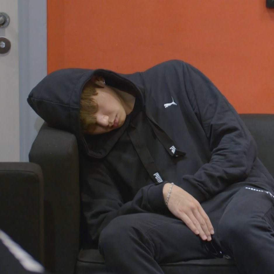 vjungist's tweet photo. he deserves a whole bed with fluffy blankets and pillows where he can rest on forever https://t.co/L493lZFuFc