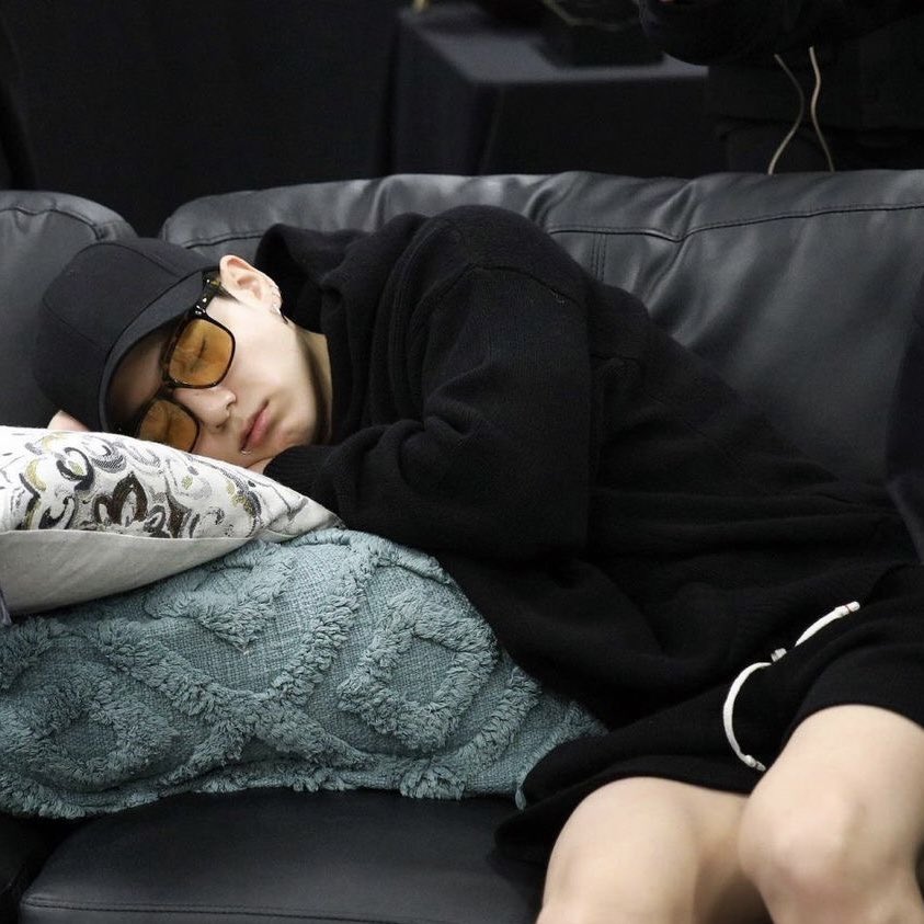 vjungist's tweet photo. he deserves a whole bed with fluffy blankets and pillows where he can rest on forever https://t.co/L493lZFuFc