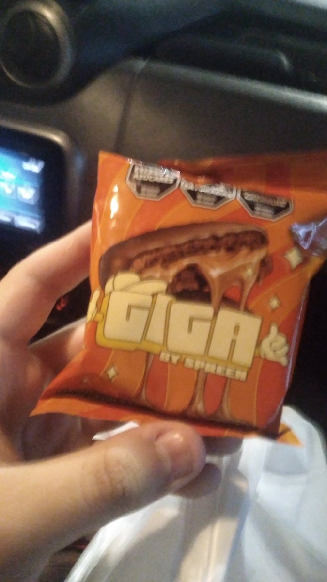 LisandroAlbarr5's tweet photo. Hoy fui al Zanetti para ir al cine y ver la nueva de spiderman y me compre el alfajor giga a ver si me gusta o si es una mrd @SpreenDMC https://t.co/g3FHZ3nHV7