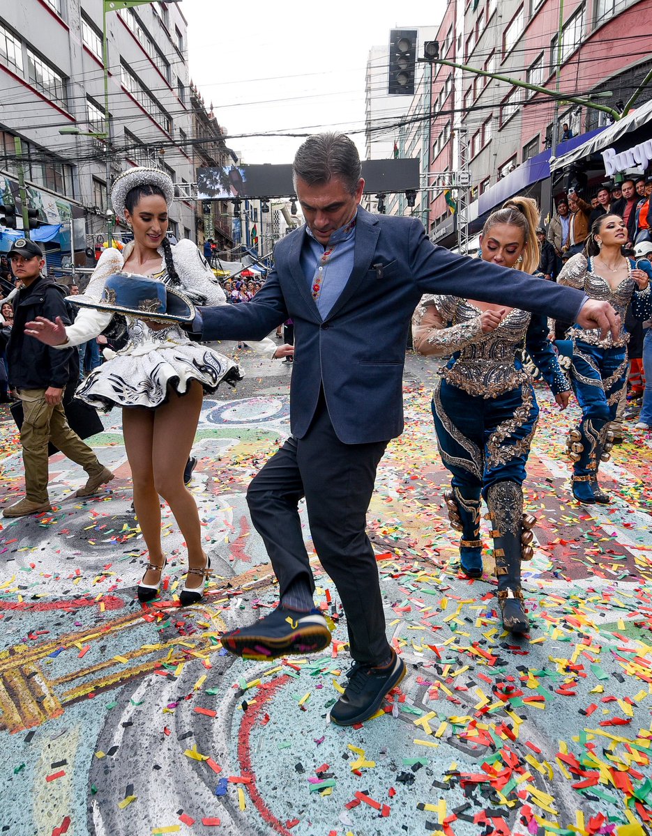 Rodrigo_PazP's tweet photo. Son 32 años de llevar el folklore en la sangre: 15 años taconeando en los Caporales; el resto, entregado al ritmo majestuoso de la Morenada.
​El Gran Poder no es solo una fiesta; es la devoción, el esfuerzo de miles de familias y la fuerza viva de nuestras raíces. La cultura es el verdadero corazón y la energía que impulsa el recambio de nuestra patria.
​Mucha fuerza a los fraternos y músicos que hoy hacen temblar La Paz con nuestro orgullo. 🇧🇴