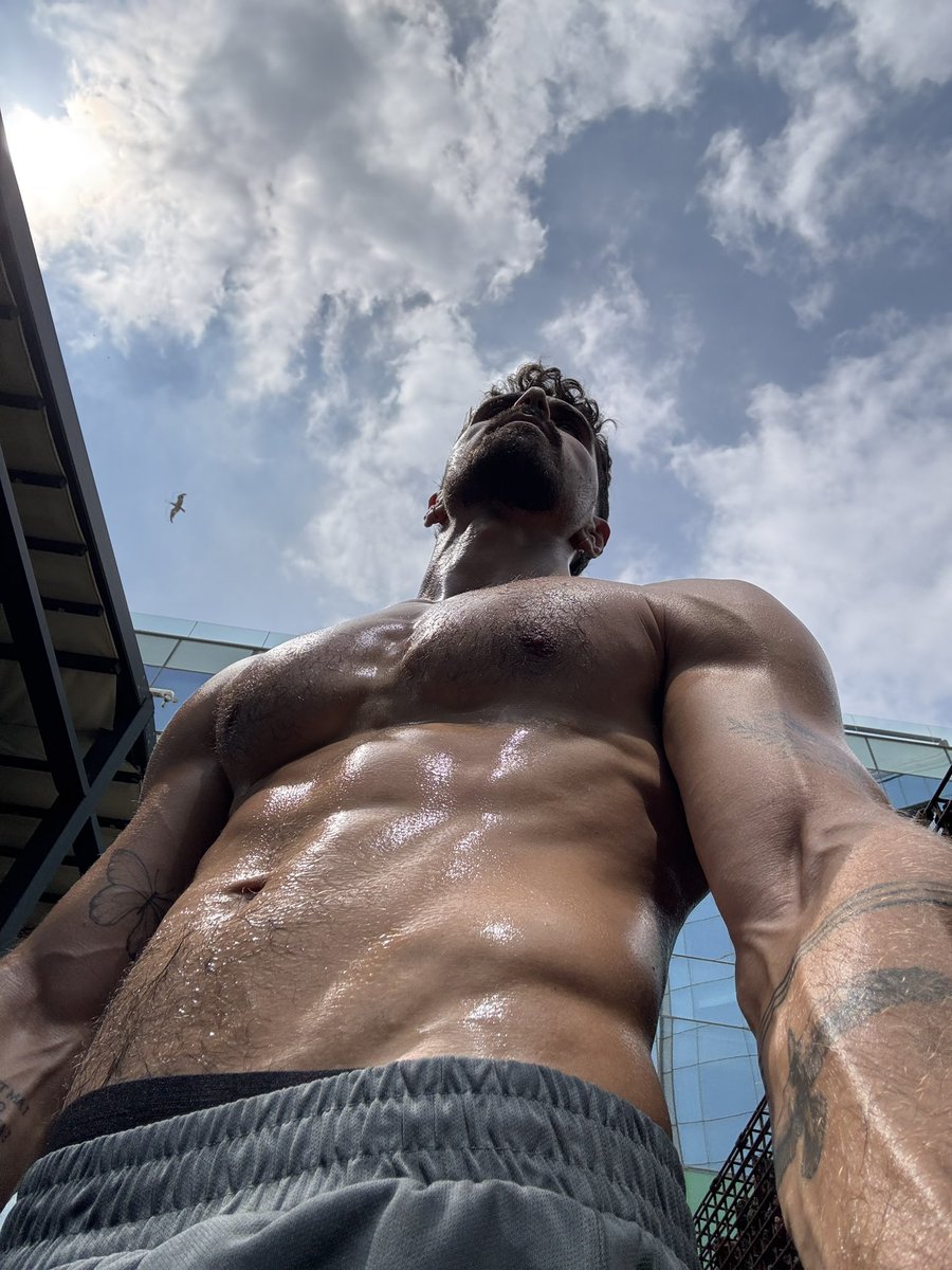 aleksandrmarni's tweet photo. Sweaty https://t.co/wcdAD2UbUL