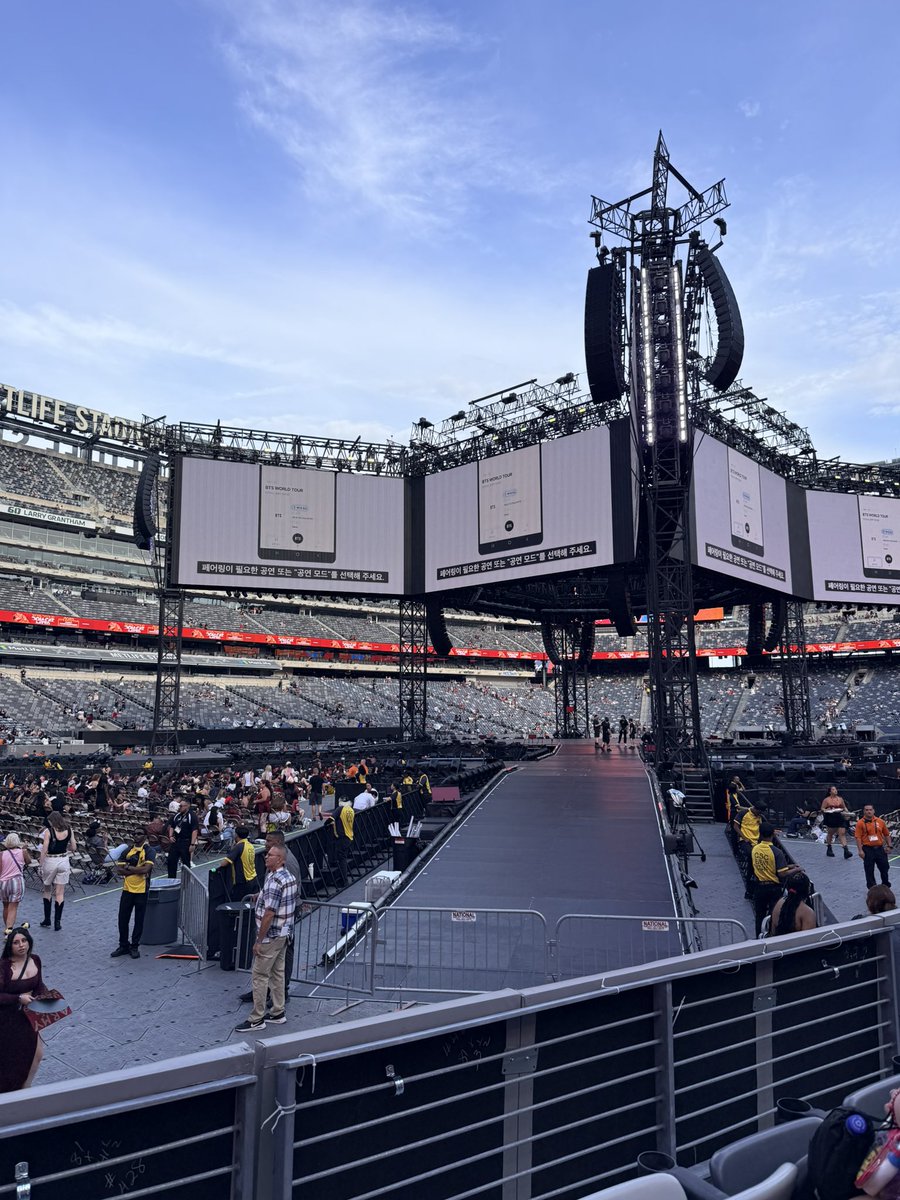 caricaripop's tweet photo. Yay metlife day 1 💜💜💜 https://t.co/LVWLczHsVW