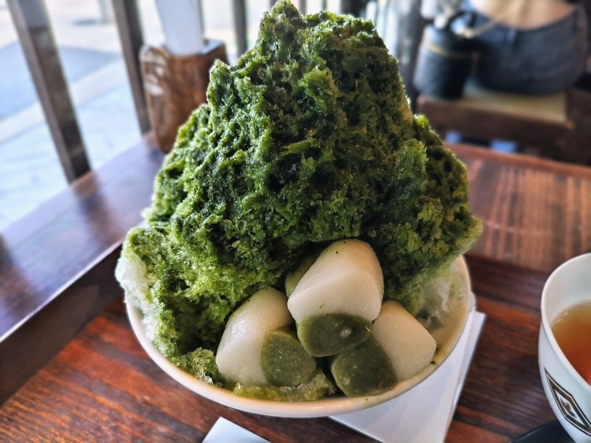 ringoringoSS's tweet photo. 石山寺 本当に天然記念物の石の山なんだ。迫力あって美しい。街中よりは確実に涼しいのだけど、この石段の登り降りで汗が止まらず、叶匠壽庵さんでかき氷。 https://t.co/jop6XmT03w