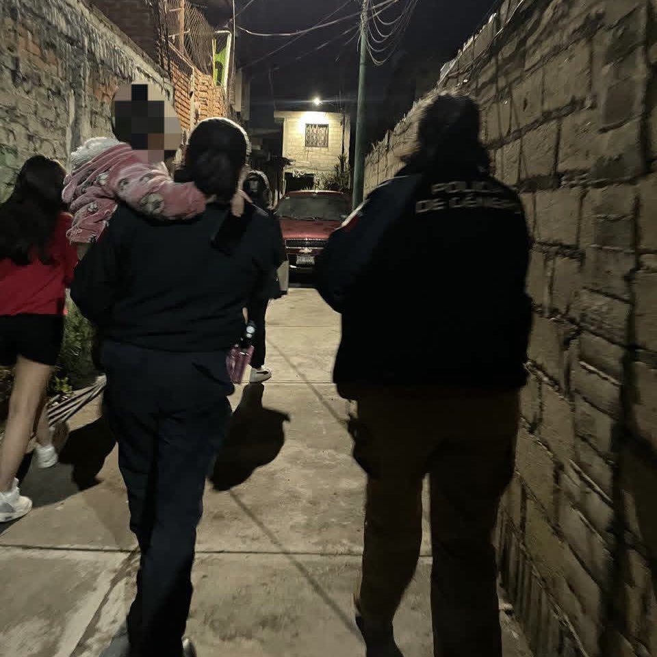 FerFlores_Emp's tweet photo. Hoy quiero compartirles dos acciones que reflejan el lado más humano de nuestra labor.

Nuestra Policía de Género brindó apoyo a una mujer adulta mayor que se encontraba desorientada. La resguardaron, le dieron el acompañamiento necesario y, gracias a ese trabajo, lograron localizar a su familia para reunirla nuevamente con sus seres queridos. 

También, tras un reporte ciudadano, nuestros elementos auxiliaron a un menor de edad que deambulaba solo por una avenida. Después de brindarle atención médica para descartar cualquier lesión y contactar a sus familiares, pudo regresar sano y salvo con ellos. 

Mi reconocimiento a nuestras y nuestros policías por actuar con sensibilidad, profesionalismo y vocación de servicio. En Metepec seguiremos trabajando para cuidar a quienes más lo necesitan, porque la seguridad también se construye con cercanía y empatía.