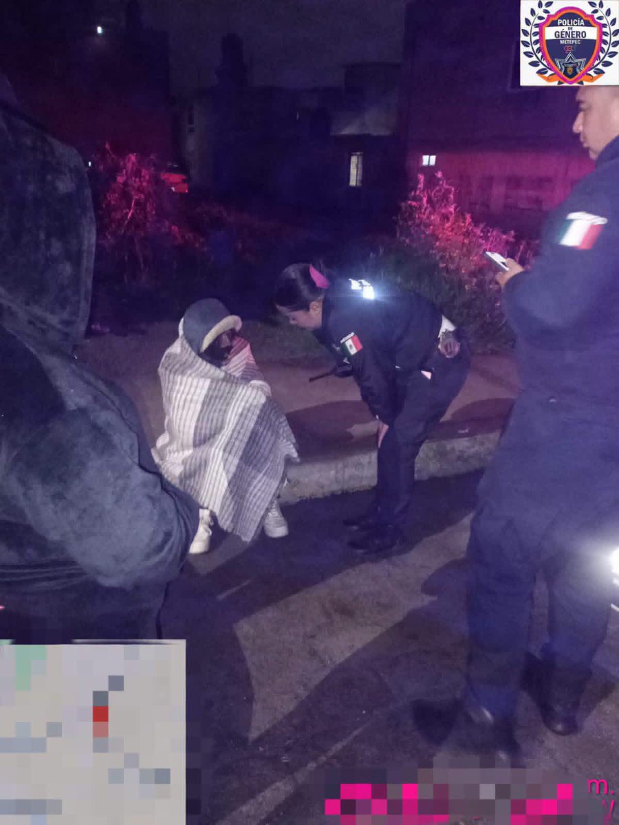 FerFlores_Emp's tweet photo. Hoy quiero compartirles dos acciones que reflejan el lado más humano de nuestra labor.

Nuestra Policía de Género brindó apoyo a una mujer adulta mayor que se encontraba desorientada. La resguardaron, le dieron el acompañamiento necesario y, gracias a ese trabajo, lograron localizar a su familia para reunirla nuevamente con sus seres queridos. 

También, tras un reporte ciudadano, nuestros elementos auxiliaron a un menor de edad que deambulaba solo por una avenida. Después de brindarle atención médica para descartar cualquier lesión y contactar a sus familiares, pudo regresar sano y salvo con ellos. 

Mi reconocimiento a nuestras y nuestros policías por actuar con sensibilidad, profesionalismo y vocación de servicio. En Metepec seguiremos trabajando para cuidar a quienes más lo necesitan, porque la seguridad también se construye con cercanía y empatía.