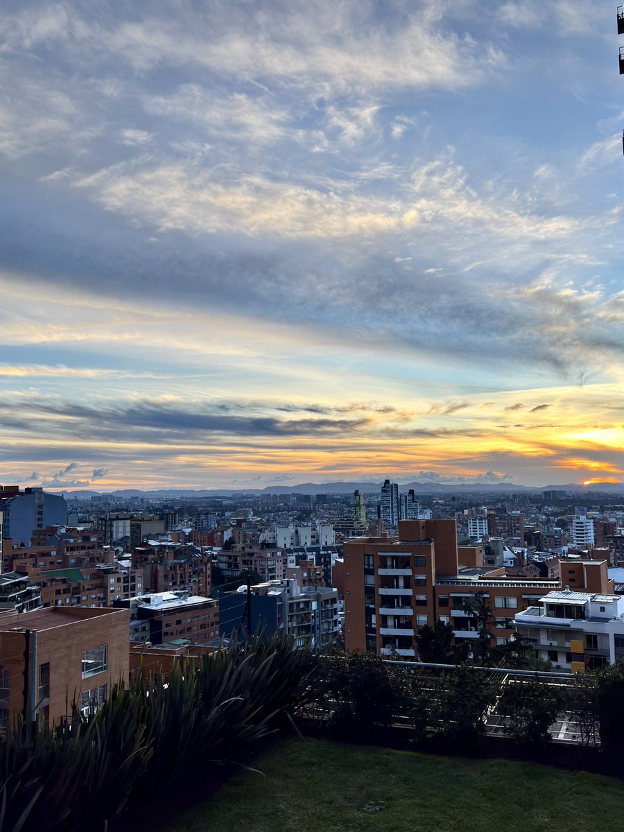 AleVelasquezB's tweet photo. Fade into view #Bogotásunset https://t.co/TY7k5rQUYU