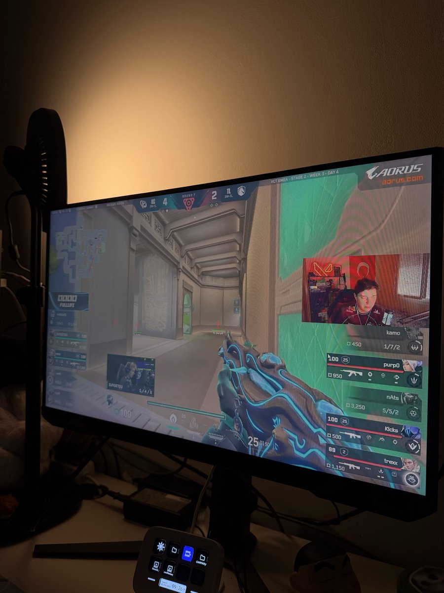 Yuumeih's tweet photo. je savais pas quel stream choisir ce soir https://t.co/CfR1q0JDBE
