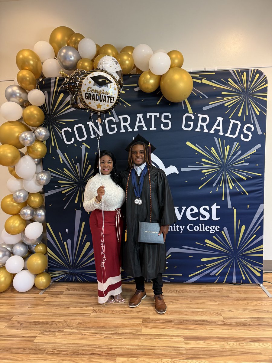 EdwinaJ76957782's tweet photo. Huge congratulations to Preston! Graduated Cum Laude from SW Virginia College with an Associate of Science Degree in Pre med. #Pre-Med #ProudMom #SWVC https://t.co/Olv5hes9qW