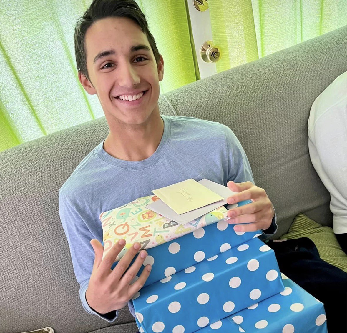 LaTwitchance's tweet photo. 💰 Au Brésil, une mère avait promis à son fils environ 1 550 € s’il passait 6 ans sans réseaux sociaux.

🎉 À ses 18 ans, elle a tenu sa promesse et lui a versé la somme. https://t.co/hzpOJKWCkF