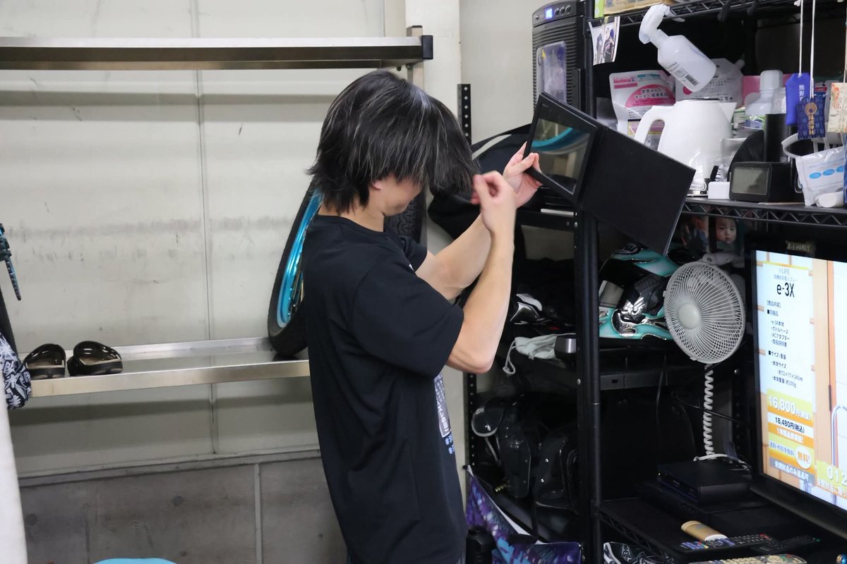 hochi_autorace's tweet photo. デビュー以来、自身初のグレードレース優勝戦進出を実現した角貝拓海選手。

35期生としてデビューした数年はなかなか軌道に乗り切れませんでしたが、ようやく鍛練の成果が結実してきました。

そんな角貝さんは結果に恵まれなかった当時から、服装、髪型、立ち振舞いには意識が高く、「今は見た目だけでも頑張っていますが、いずれ結果も追い付けるようやっています」と話していました。

そして、今。本人の宣言通りにいよいよ美意識に成績が伴ってきました。

「えっ？そんなこと言っていましたっけ？Wでも、これからも成績が追い付くように頑張っていきますよ！」と鏡で髪型をメッチャ気にしながらカメラの前に立ってくれましたW

こういう意識高い系、全力で好きですWというか、35期生には佐藤励選手、新井日和選手、北原岳哲選手、小椋華恋選手など、自己プロデュースを絶妙にこなせる人材があまりに豊富です。これって期のカラーなんですかね。この時代、いいことです。