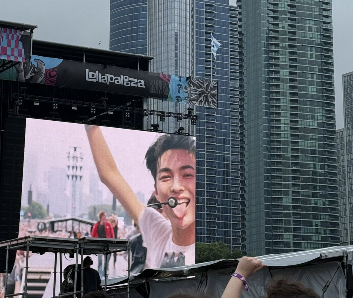 cortis_zip's tweet photo. these cute keonho pictures taken by a non-coer who was amazed by their performance 🥹🥹🥹 https://t.co/3ZDrfQtz0a
