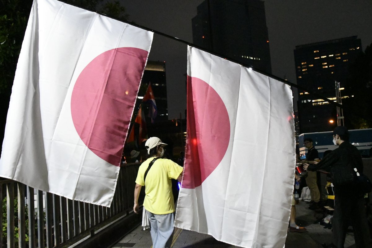 tanakaryusaku's tweet photo. 高市首相の前で国旗損壊する

＝1日夕、総理官邸前　撮影：田中龍作＝ https://t.co/7Sc8mR5pnm