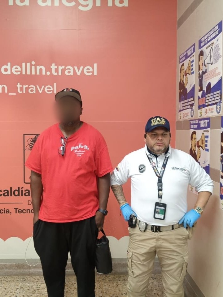 DenunciasAntio2's tweet photo. 🗣 En las últimas horas, Migración Colombia también inadmitió a otros tres ciudadanos estadounidenses que pretendían ingresar al país a hacer turismo con fines de explotación sexual. Los casos fueron detectados durante las entrevistas realizadas por oficiales de la autoridad migratoria y los procesos de verificación adelantados en el control de ingreso. En uno de ellos, además, el ciudadano autorizó voluntariamente la revisión de su equipaje, en el que fueron halladas cantidades inusuales de preservativos de diferentes marcas y diversos objetos de uso sexual, elementos que, junto con el análisis integral del caso, respaldaron la decisión administrativa de inadmisión.

#DenunciasAntioquia