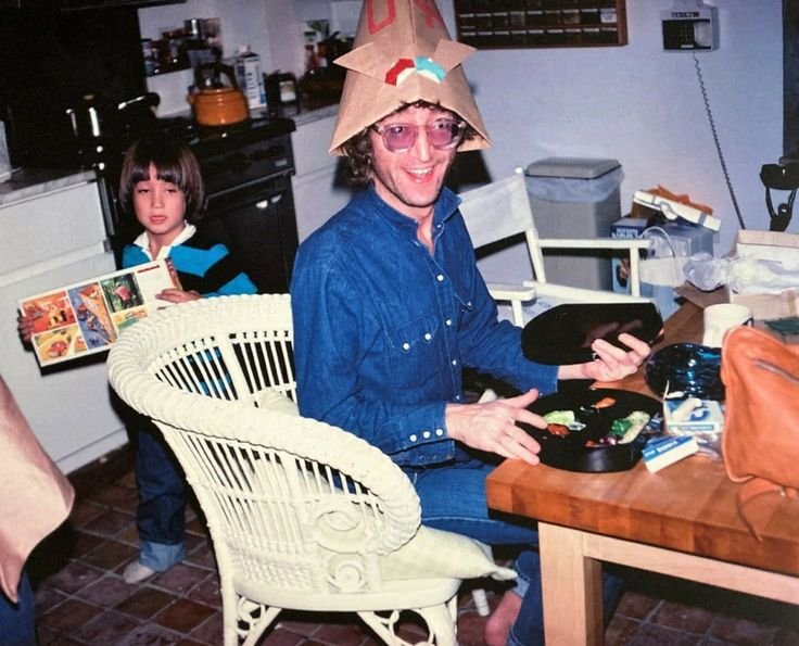 ltsreallove's tweet photo. let me not forget my giant pointy cardboard hat https://t.co/oAhQabZy5q