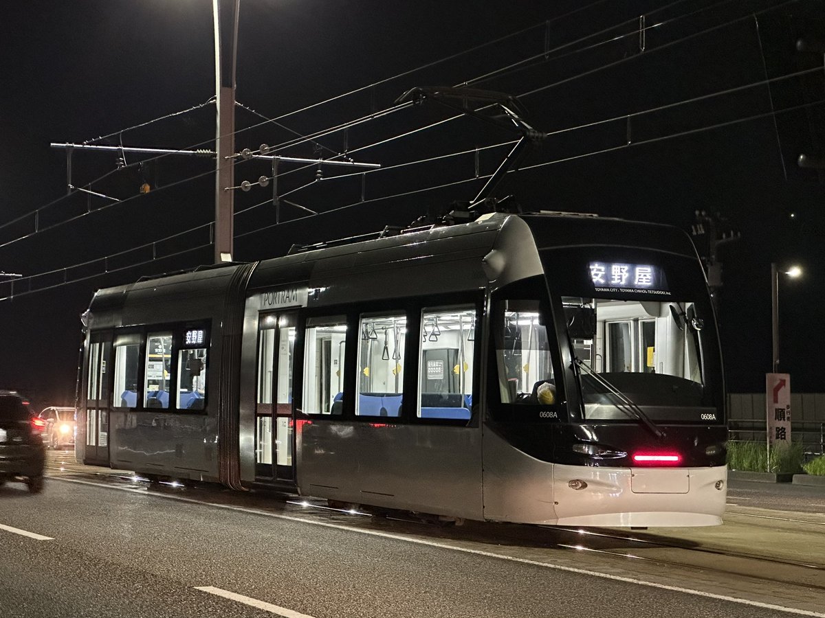 hahu2de5016's tweet photo. 0608と9002の帰りの部です。

なお、花火と市内電車コラ���はもちろんチャレンジしてるのですが、本年もことごとく撃沈でした。花火が上がれば電車は来ず、電車は通れど花火は上がらず…😭
まぁ、人生なんてそんなもんです😅
＃安��屋行き 
＃富山地方鉄道 https://t.co/YncbfDwM1X