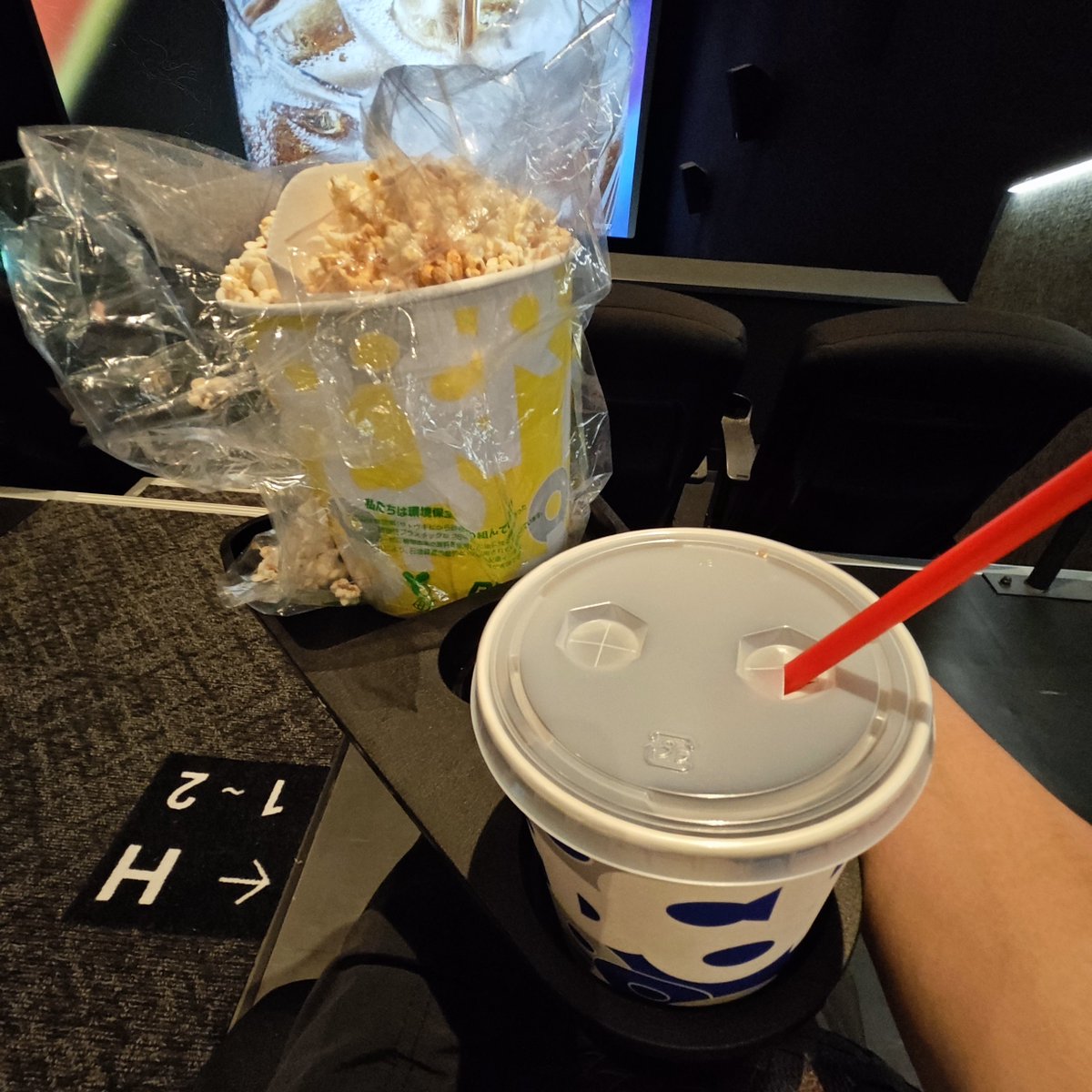 9876wtpmj's tweet photo. キングダム見に来た👀✨
ポップコーンでかい🤣Σ(ﾟдﾟ；)
映画始まった時に来ればスクリーンデカかったけど仕方ない😭
 #映画  #キングダム https://t.co/Urah4D89RC