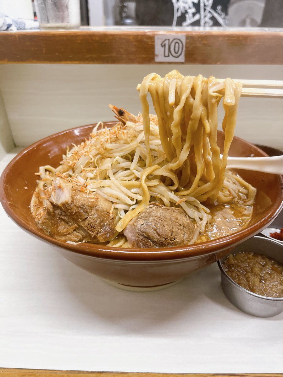 pchan_rm's tweet photo. 二郎系インスパイアの聖地が刻む
16年目の新たなる歴史😊

「ラーメン荘 歴史を刻め 下新庄本店」さん
開店16周年おめでとうございます🤩

運良く第二ロットに接続
仲間のお蔭で並ぶ時間も待ち時間も
一瞬に感じられる最高の空気感🥰

『甲殻機動隊600NaA＋衝撃HACK
　＋甲殻にぎり』

続く https://t.co/6byrUmH9bH