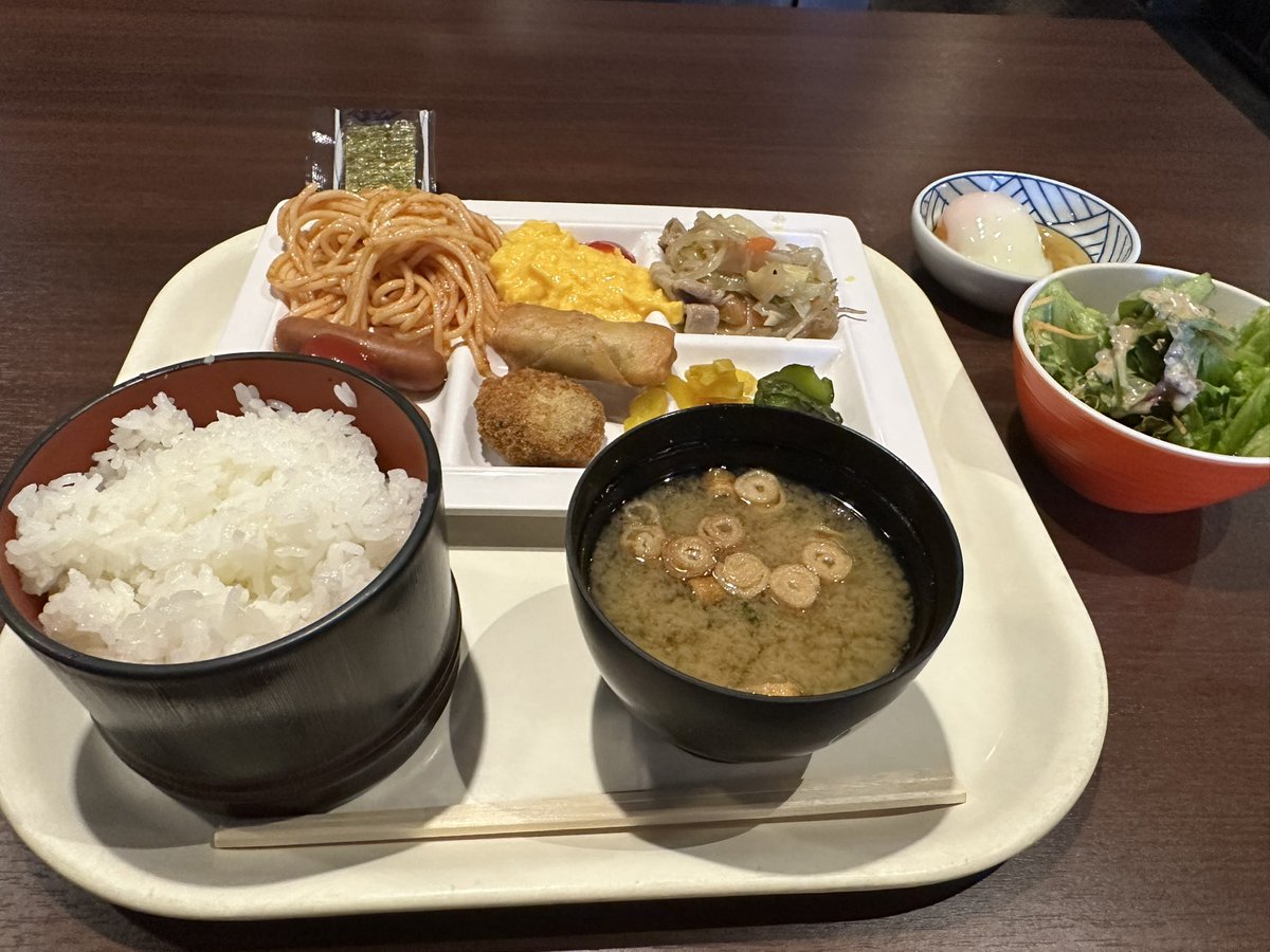 ryutinLosingo's tweet photo. さすがに今朝の朝食会場にビジネスマンは少なく観光客ばかりですね

昨日とあまり変わり映えしないメニューですがガッツリ食べてスタミナ補給！

目の前でオムレツとか焼いてくれたりイクラかけ放題の朝食バイキング食べたいな🥺 https://t.co/1FTQgeiynT