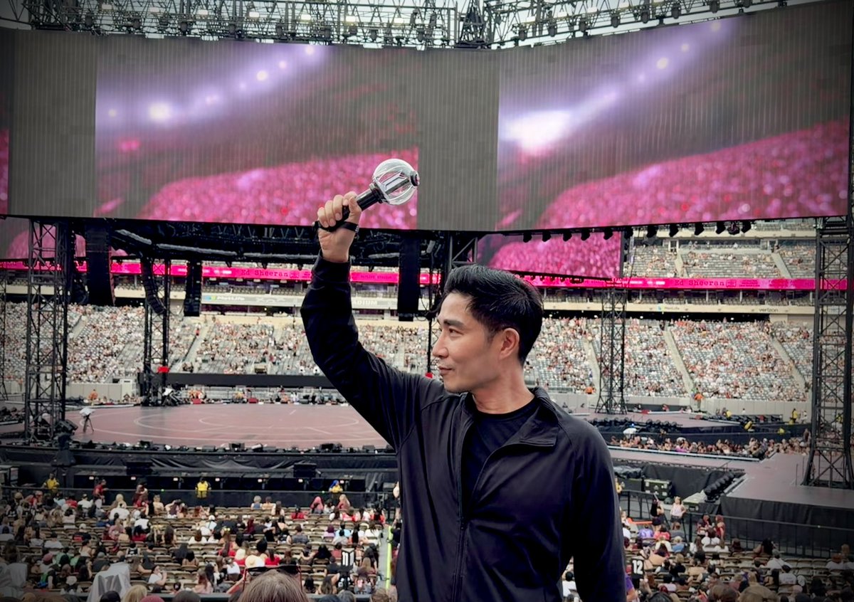 OatesRitthichai's tweet photo. Here at MetLife Stadium is where I first saw BTS in concert. Seven years later, here I am back at the same place, but with a much better seat. ดูบังทันครั้งแรกที่นี่… 7 ปีให้หลังกลับมาที่เดิมแต่ยอมขายไตมาซื้อที่นั่งที่คิดว่าสบายตาที่สุดในทัวร์นี้ https://t.co/QPLwlPaBmP